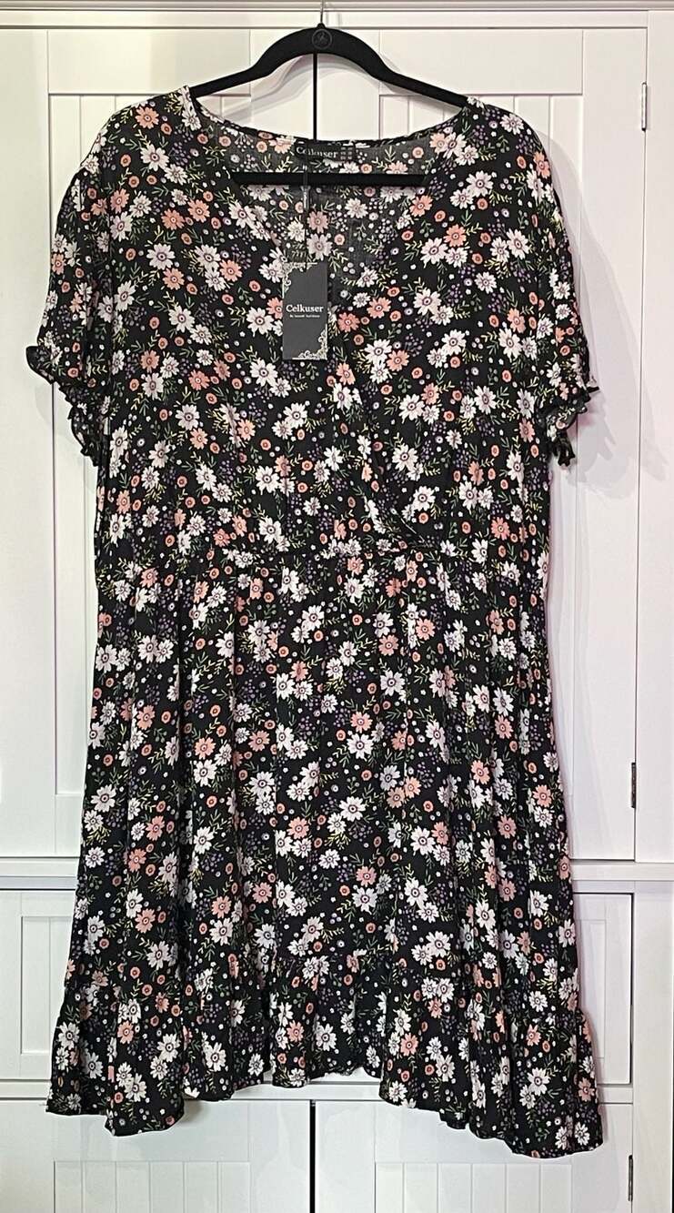 Celkuser Women's Plus Size Floral Print V-Neck Ruffle Hem Casual Dress